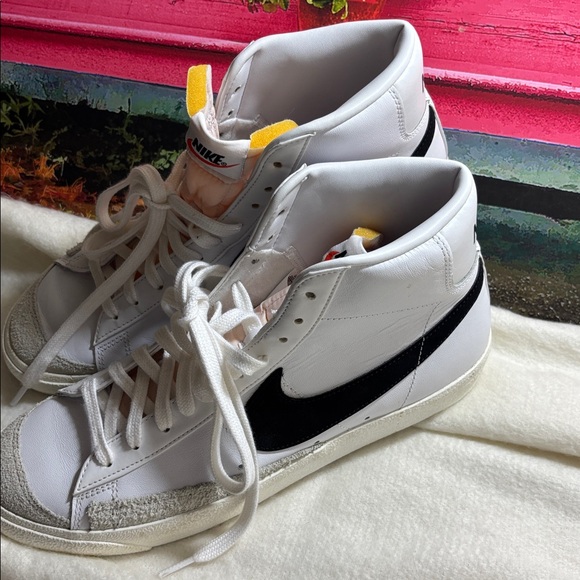 NIKE Women’s White High Top Lace-Up Sneakers BQ6806-100 - Picture 2 of 13